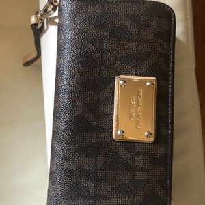 MICHAEL MICHAEL KORS Logo Continental Wristlet